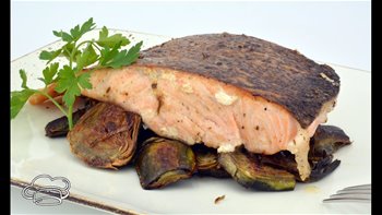 Receta de salmón con alcachofas ideal para un menú de dieta