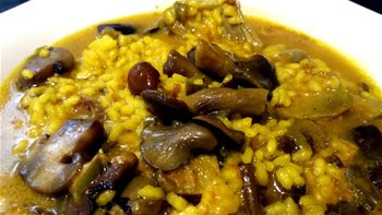 Cómo hacer arroz meloso con setas y alcachofas, al estilo de Mariaje