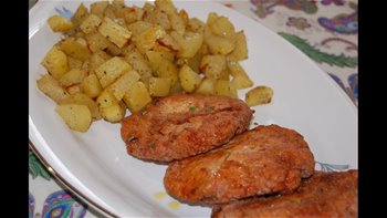 Cómo hacer filetes rusos de pollo, con patatas al horno, al estilo de Mariaje