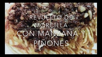 REVUELTO DE MORCILLA CON MANZANA Y PIÑONES