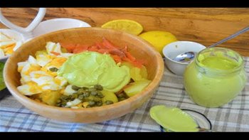 Ensalada de patatas con salmón ahumado y mayonesa de aguacate / Las Delicias de Mayte